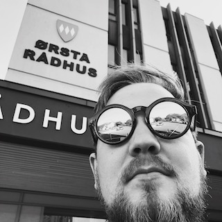 Profilbilde foran Ørsta Rådhus, itje at he nokke der å gjer